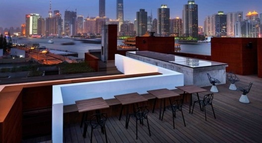 O hotel Water House, projetado pelos arquitetos Lyndon Neri e Rossana Hu, do Design Republic, e seu terraço com vista para Pudong [www.thedesignrepublic.com]
