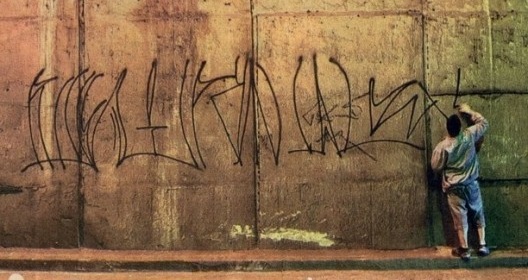 Detalhe da matéria sobre Cripta Djan Ivson na capa do caderno Ilustrada, Folha de São Paulo<br />Foto divulgação  [FSP, 15/03/2012, p. E1]