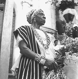 Marcel Gautherot, "Ritual. Lavagem das escadarias. Igreja Nosso Senhor do Bonfim", fotografia, 1950 [Acervo Instituto Moreira Sales]