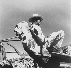 Marcel Gautherot, "Homem recostado em uma carranca de proa", fotografia, 1946  [Acervo Instituto Moreira Sales]