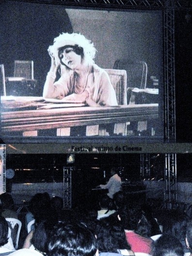 Ciclo Cinema Mudo, com acompanhamento de piano. Adro da Igreja da Sé, Olinda, MIMO, 2010<br />Foto Eliane Lordello 