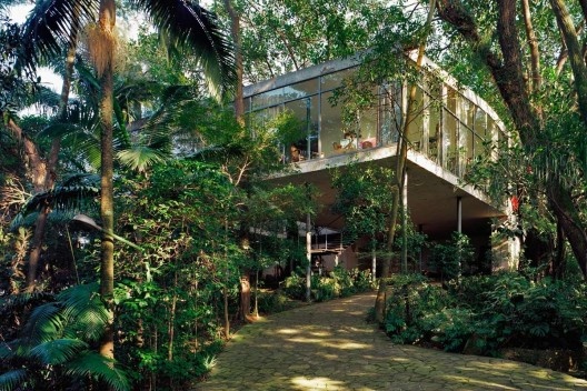 Casa de Vidro, Morumbi, São Paulo. Arquiteta Lina Bo Bardi<br />Foto Nelson Kon  [OLIVEIRA, 2002, p. 23]