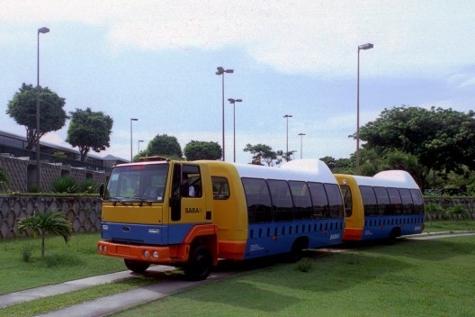 Centro de Tecnologia da Rede Sarah, ônibus de transporte de funcionários e pacientes, Salvador BA. Arquiteto João Filgueiras Lima, Lelé<br />Foto divulgação  [Acervo CTRS]