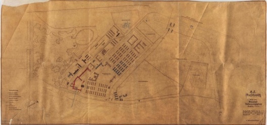 Cópia heliográfica de Auschwitz 1, de 30 de abril de 1942, incluíndo os enormes quartéis generais do complexo do campo, marcados em vermelho<br />Iad Vashem Archives  [Site de divulgação da exposição]