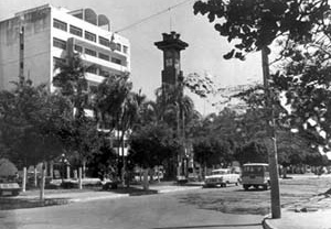 Relógio da Avenida Goiás, Goiânia. Foto Hélio de Oliveira, década de 1950 [Divisão de Patrimônio Histórico da Secretaria Municipal de Cultura]
