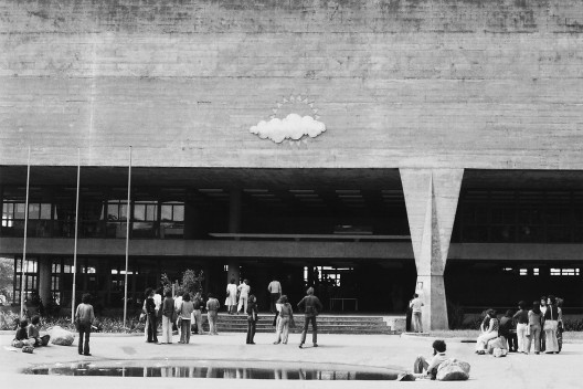 Nuvem no sol de Artigas, intervenção de Victor Nosek, FAU USP, 1975<br />Foto Nando Millan 