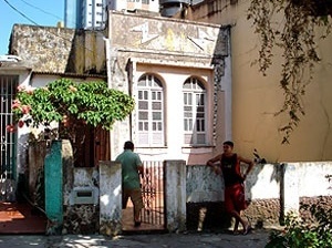 Casa Neoclássica adaptada ao Raio que o parta [MIRANDA, Cybelle, 2008]