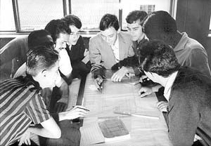 Alunos em orientação de Projeto. <br />Foto-Documentação Sylvio de Vasconcellos, década de 1950 