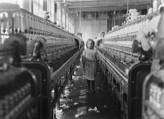 Trabalhadora infantil em uma fábrica têxtil da Carolina do Sul, em 1908<br />Foto Lewis Hine  [Acervo Library of Congress]