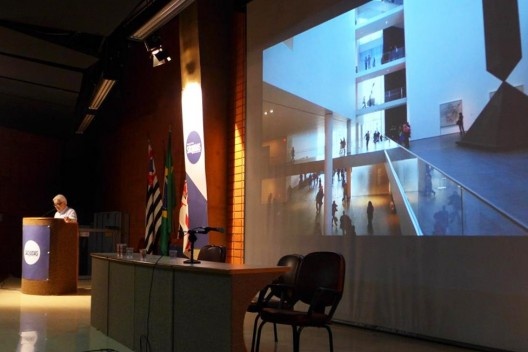 Carlos Eduardo Dias Comas apresenta exposição <i>Latin America in Construction 1955-1980</i>, Encontro Núcleo Docomomo-SP 2015<br />Foto André Marques 