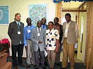 Fórum Urbano Mundial em Nairóbi 2002. Alguns participantes do caucus UN-Habitat. [Fórum Nairóbi 2002 <www.affordablehousinginstitute.org/>]