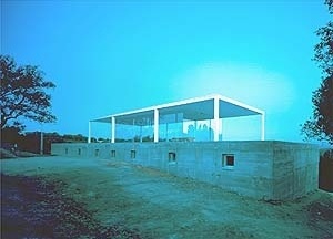 Caixa de vidro sobre base opaca