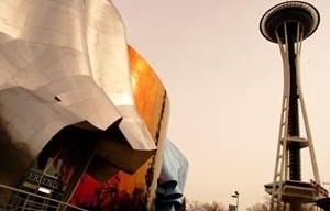 Imagem 2 – “Experience Music Project” de F. Gehry e “Space Needle” de V. Steinbrueck - dividindo o mesmo espaço no “Seattle Center”, duas obras de distintas fases econômicas, mas que refletem a mesma perspectiva em busca dos holofotes internacionais [o autor]