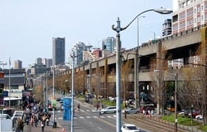 Imagem 3 – O viaduto Alaskan Way e a Alaska way – o debate em torno do destino de uma estrutura típica que corta as cidades norte-americanas. A aposta em sua demolição e construção de um custoso túnel para que a ligação norte-sul permaneça [o autor]