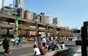 Imagem 4 – O viaduto Alaskan Way e o downtown – a barreira visual ao nível do pedestre. Poluição sonora e visual se mesclam em prejuízo das potencialidades oferecidas pela área [o autor]