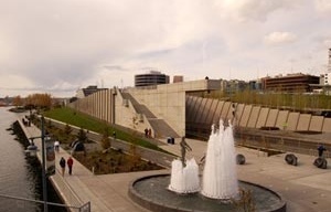 Imagem 7 – Parque Olympic Sculpture – o extremo norte da área de remodelação da Orla Central. Um local de exposição de esculturas ao ar livre e de recuperação ambiental do terreno de uma antiga refinaria de petróleo [o autor]