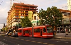 Imagem 9 – O bonde de Seattle – a retomada de uma antiga solução. Inaugurado em Dezembro de 2007, o bondinho opera ligando o bairro SLU ao downtown, apostando no futuro adensamento, visível ao fundo [o autor]