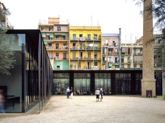 Sant Antoni – Joan Oliver Library, Senior Citizens Center and Cándida Pérez Gardens, 2007, Barcelona, Spain<br />Fotografía Hisao Suzuki  [Website Pritzker Prize]