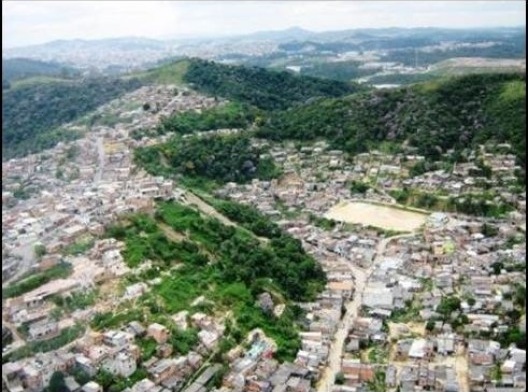 O espraiamento geográfico da Região Metropolitana de São Paulo a Sul sobre topografias progressivamente mais acidentadas. Aumento da área impermeabilizada, comprometimento de mananciais, multiplicação de áreas de risco e de processos erosivos...<br />Foto ARSantos 