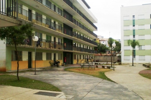 Fachada do Edifício Habitacional (Edifício de Apartamentos) Voltado para Áreas de Convívio Social (Bancos e Praça) no Interior do Conjunto<br />Foto Victoriano Pedrassa Neto 