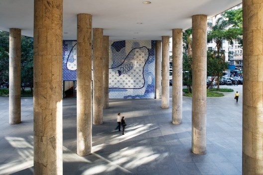 Ministério da Educação e Saúde Pública, Rio de Janeiro, 1935-1937. Arquitetos Lúcio Costa, Oscar Niemeyer, Affonso Eduardo Reidy, Carlos Leão, Jorge Machado Moreira e Ernani Vasconcellos, consultoria de Le Corbusier<br />Foto Leonardo Finotti 