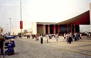 Pavilhão de Portugal, exemplo refinado da arquitetura contemporânea portuguesa<br />Foto do autor 