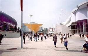 Espaços Abertos públicos da exposição: espaços amplos entre edificações singulares<br />Foto do autor 