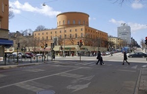 Vista rua Odengatan: Biblioteca e, ao fundo, os “anexos”