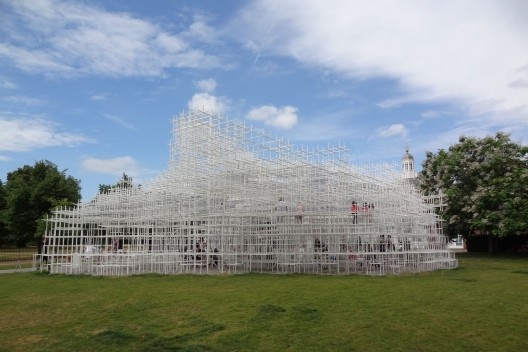 Pavilhão Serpentine. Sou Fujimoto, 2013<br />Foto Eduardo Pierrotti Rossetti 