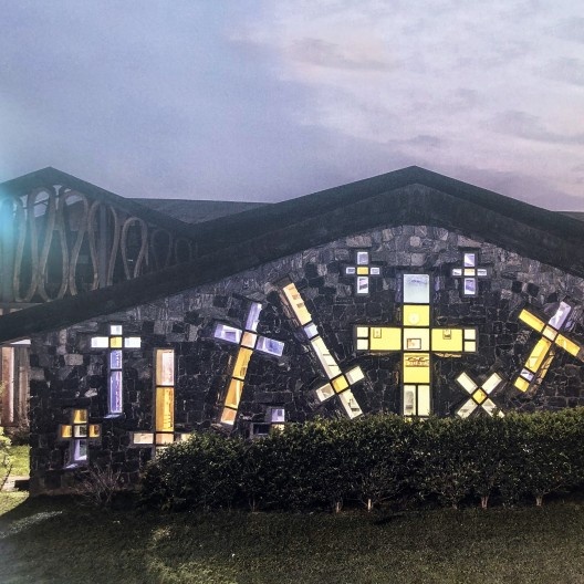 Fachada em pedra e vidros coloridos do Instituto Dominicano de Ibadan<br />Foto A. Esiebo  [Reprodução de foto da exposição]