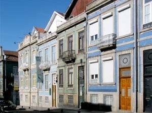Típico conjunto de casas portuenses do século XIX na rua Alvares Cabral