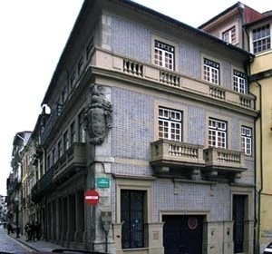 Edifício na esquina da rua das Flores com o Largo São Domingos revestido de azulejos de meio-relevo