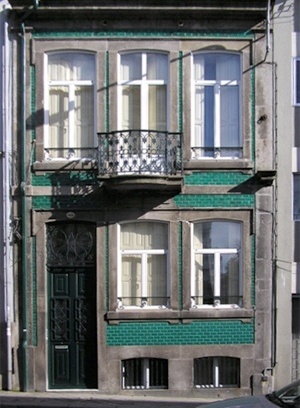 Edifício na rua D. João IV revestido de azulejos biselados