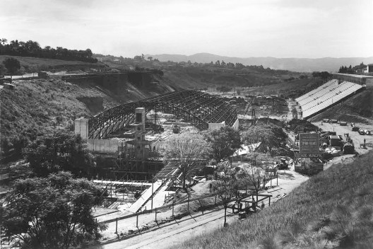 Estádio e complexo poliesportivo do Pacaembu, construção, São Paulo, anos 1940<br />Foto divulgação  [Acervo Cia. City / livro <i>Museu do Futebol</i>]