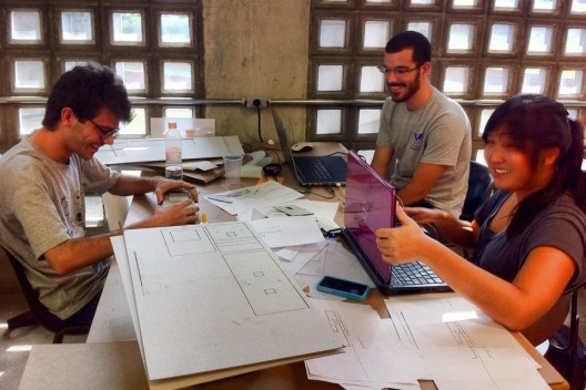 Oficina de Modelos, 12 de fevereiro, tarde, peças do modelo final começam a ser desenhados e cortados pelas máquinas<br />Foto Abilio Guerra 