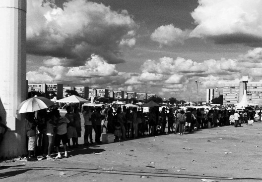 Pessoas na sombra, Brasília<br />Foto Sergio Jatobá 