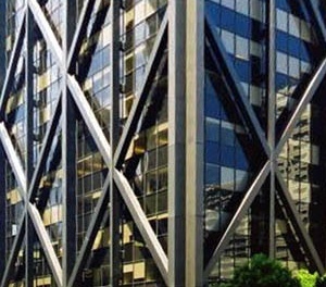 Edifício Alcoa Building, por Skidmore, Owings and Merrill, contraventado em "X" [Structurae, 2004]