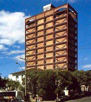 Edifício Saraiva Marinho, em São Paulo, contraventado em "V" [DIAS, 1999]