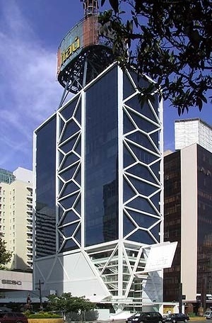 Edifício sede do Itaú, São Paulo, 1995. Engenheiro Ernest Mange. Estrutura metálica, com contraventamento em "Y" [Foto AG]