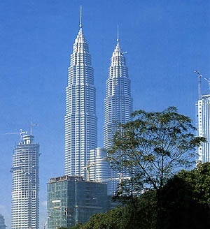 Estrutura do Petronas Towers, de César Pelli: pilares periféricos e núcleo central [JOSEPH & ISLAM, 2003; Structurae, 2004]