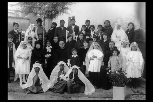 Sirvientas y servidos en comunión [Serventes e servidos em comunhão], 1930, fotografia, 16x22cm<br />Foto Júlio Cordero  [Coleção Rafael Doctor Rocero]