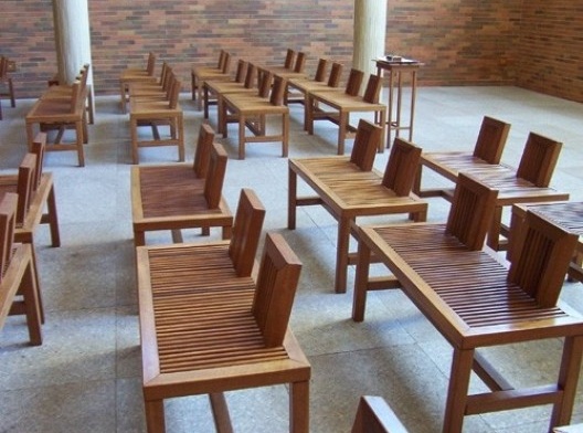 Mosteiro de Nossa Senhora das Graças, mobiliário da Igreja dos Fiéis (Francisco Bolonha, 1999)<br />Foto Marcia Poppe, 2003 