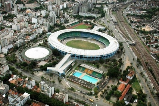 Estádio do Maracanã, Rio de Janeiro. Arquitetos Waldir Ramos, Raphael Galvão, Miguel Feldman, Oscar Valdetaro, Orlando Azevedo, Pedro Paulo Bernardes Bastos e Antônio Dias Carneiro<br />Foto Peter & Jackie  [Wikimedia Commons]