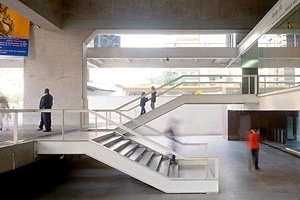 Intervenção “protética”: térreo recuado em relação à Avenida Paulista. Galeria de arte, meio-nível acima da avenida e espaço da Biblioteca, meio-nível abaixo; ao fundo, a passarela-ponte. A Biblioteca, fechada, foi substituída por um espaço de exposição<br />Foto Nelson Kon 