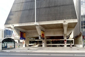 Intervenção “protética”: térreo recuado em relação à Avenida Paulista. Galeria de arte, meio-nível acima da avenida e espaço da Biblioteca, meio-nível abaixo; ao fundo, a passarela-ponte. A Biblioteca, fechada, foi substituída por um espaço de exposição<br />Foto Nelson Kon 