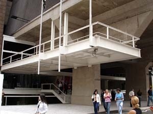 Alargamento do passeio público sob o edifício concomitante ao recuo do térreo: “praça” de acesso? Nota-se as três linhas de apoios no térreo<br />Foto Nelson Kon 