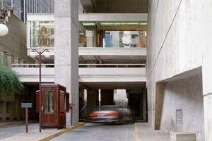 Eixo-público de travessia entre Avenida Paulista e Alameda Santos: automóveis e pedestres em um mesmo plano<br />Foto Nelson Kon 