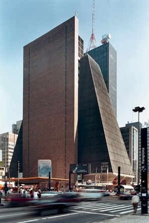 Torre e térreo: “landmark” e “container” urbano<br />Foto Nelson Kon 