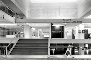 Torre e térreo: “landmark” e “container” urbano<br />Foto Nelson Kon 