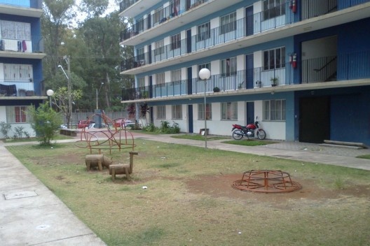 Fachada do Edifício Habitacional (Edifício de Apartamentos) Voltado para Playground no Interior do Conjunto<br />Foto Victoriano Pedrassa Neto 